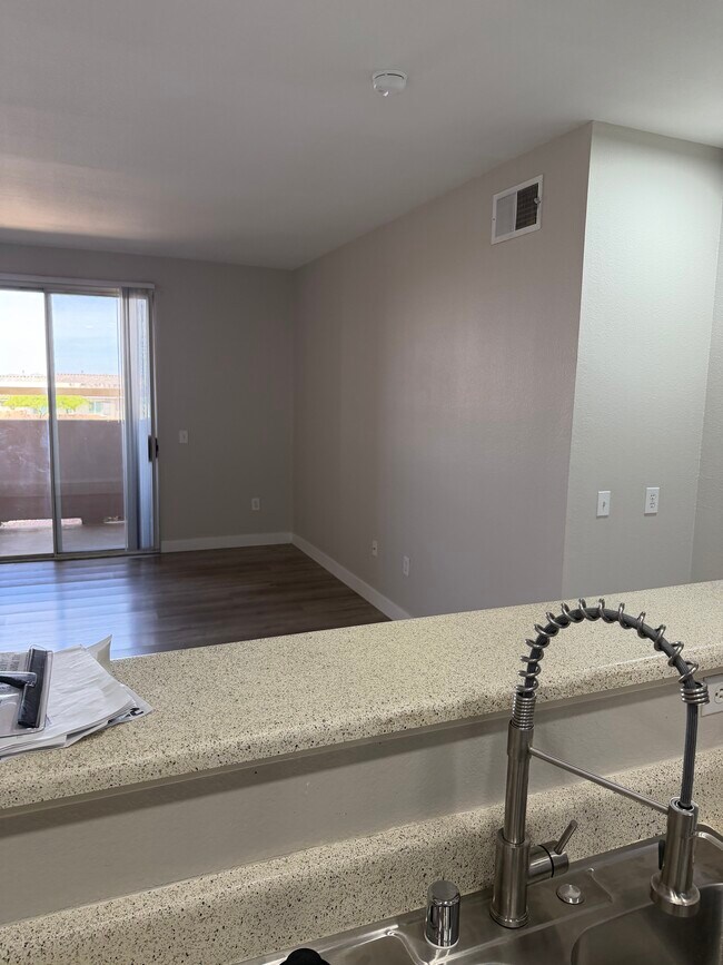 Vista de la sala de estar y las puertas corredizas de vidrio que dan al patio. - 231 W Horizon Ridge Pky