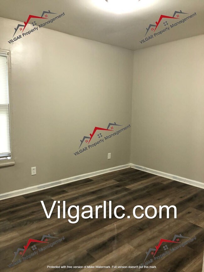 Building Photo - 3 bedroom 1.5 bath townhome in East Chicag...