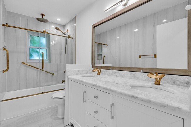 Foto del edificio - 1329 Pinebrook Way