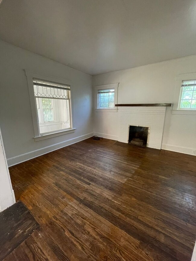 Building Photo - Spacious Home Near U-M | Large Bedrooms, Porches & In-Unit Laundry
