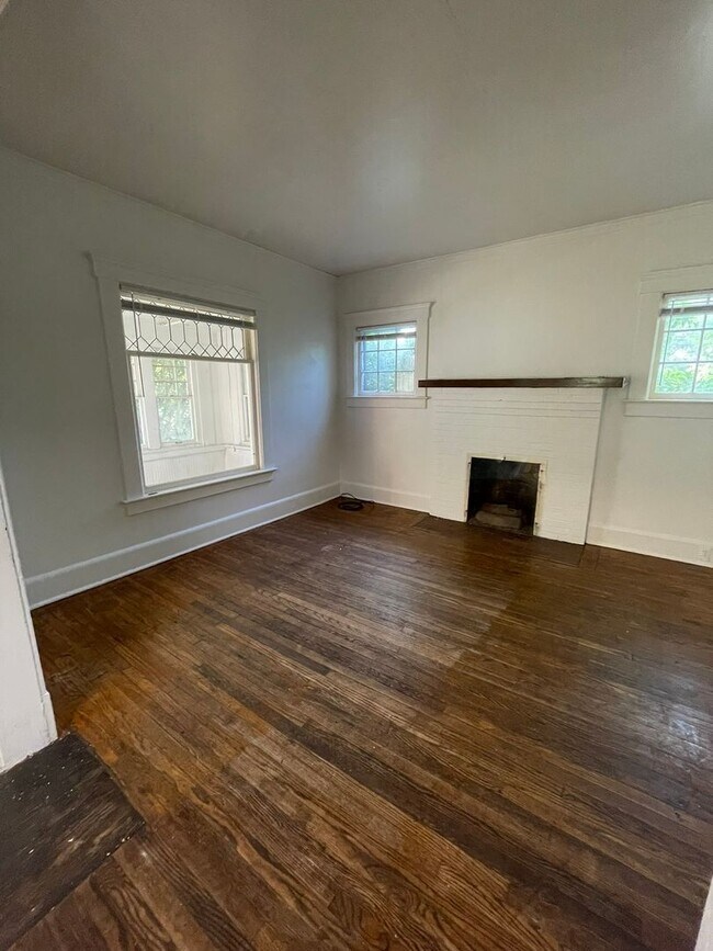 Foto del edificio - Spacious Home Near U-M | Large Bedrooms, Porches & In-Unit Laundry