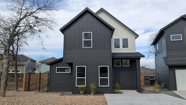 Foto del edificio - 2220 Yellow Jacket Ln