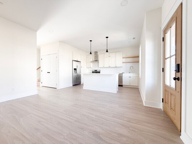 Foto del edificio - Available August 1: 4-Bedroom Townhome at Highbury + Summer Special Perks