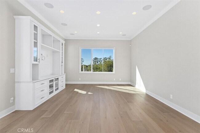 Building Photo - 157 Novel