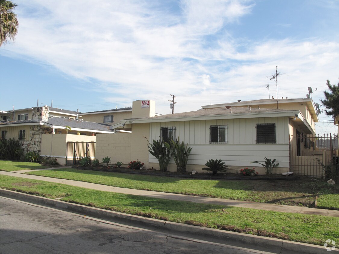Building Photo - 10630 Crenshaw Blvd