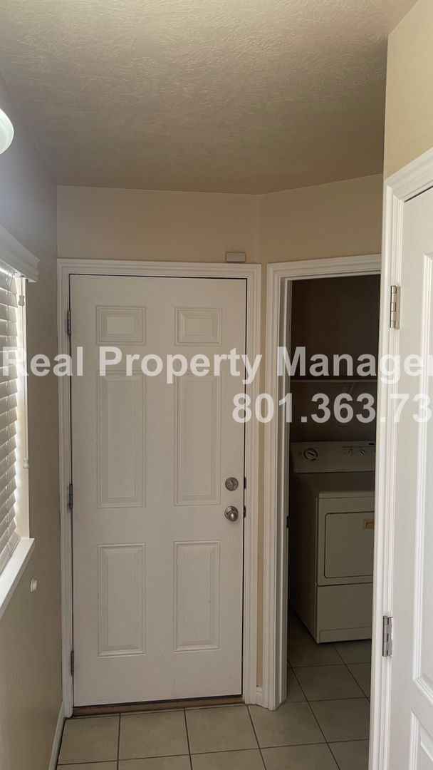 Foto del edificio - Beautiful 6 bedroom, 3 bathroom 3 car Gara...