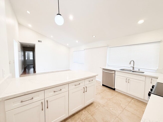 Building Photo - Beautifully updated single-family home 4 b...