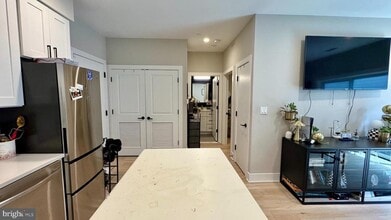 Building Photo - 1016 17th Pl NE