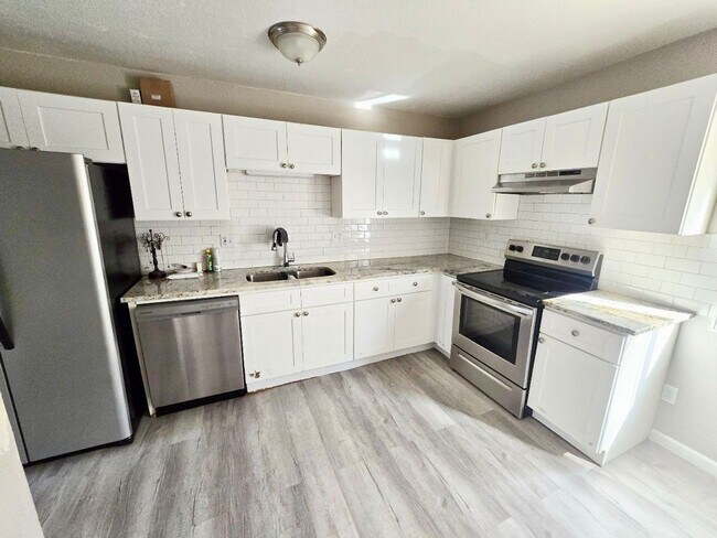 Foto del edificio - For Rent – Beautifully Remodeled 2-Bedroom...