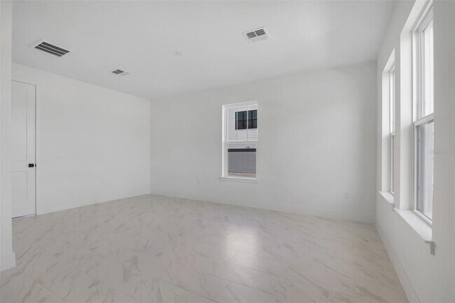 Foto del edificio - 15178 Groveside Rd
