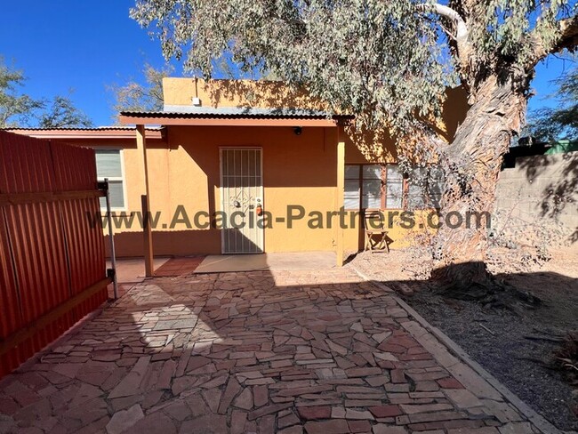 Building Photo - Centrally located Two Bedroom Home