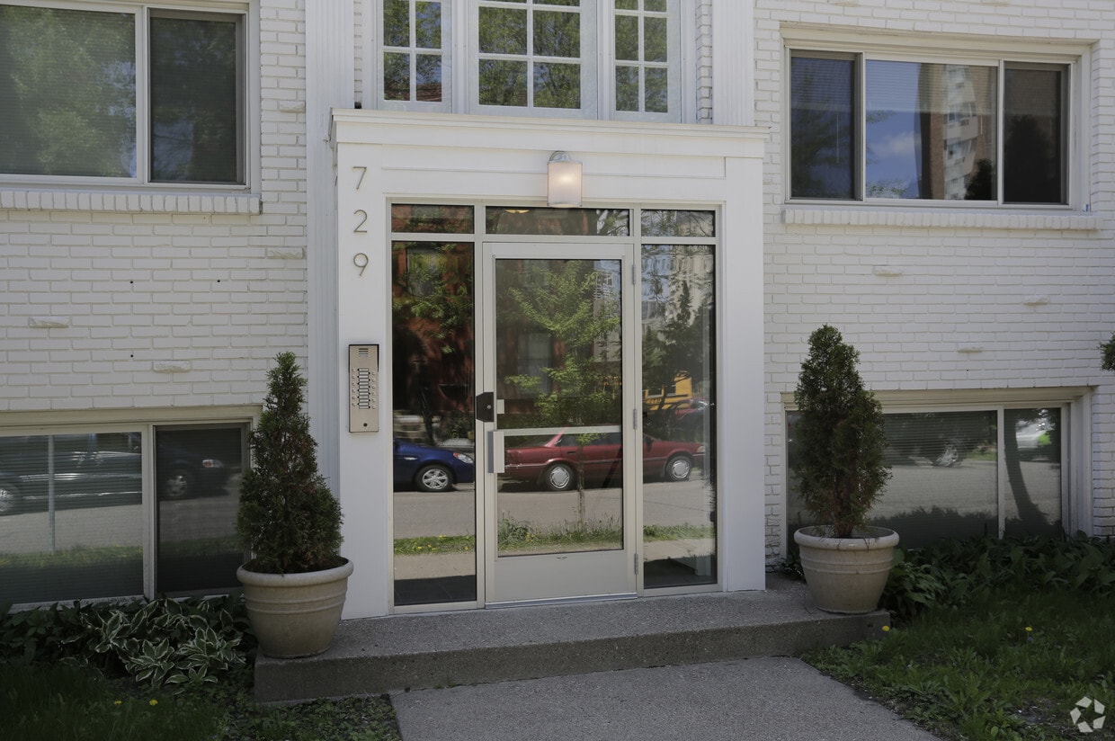 Building Photo - 729 E 16th St