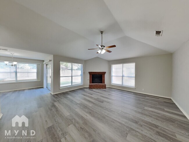 Foto del edificio - 4961 Briar Oaks Ln