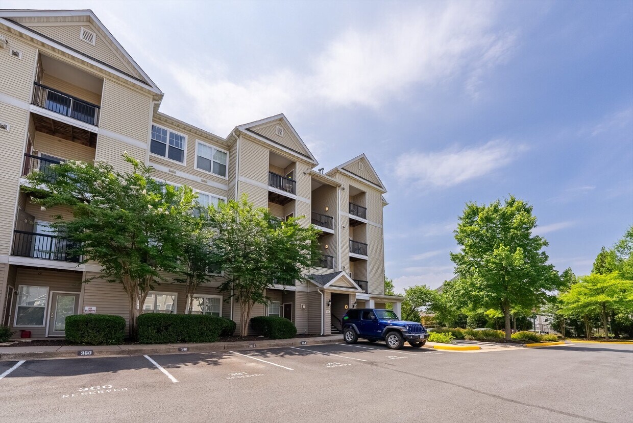 Foto principal - Luxurious Condo Living in Gated Stonegate ...