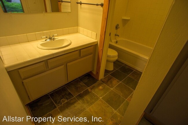 Building Photo - 1 br, 1 bath House - 340 W River St. #109