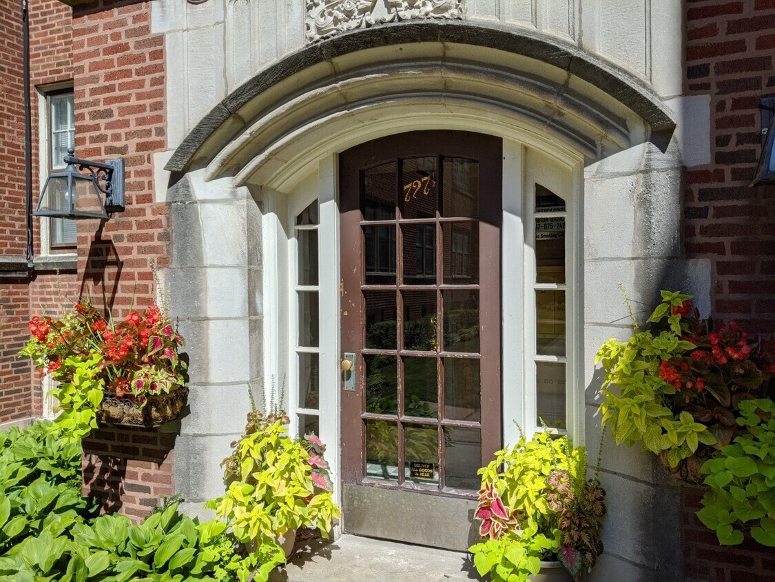 Foto principal - 727 Hinman Ave