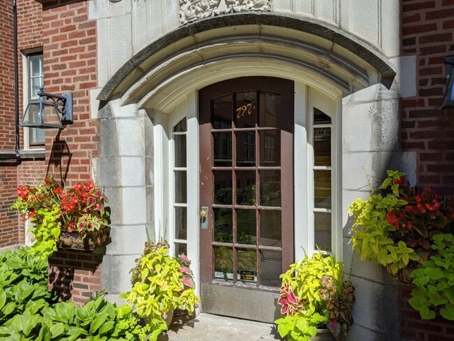 Building Photo - 729 Hinman Ave