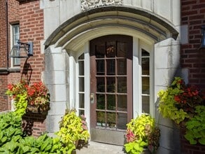 Building Photo - 731 Hinman Ave