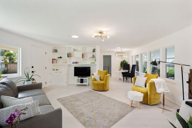 Foto del edificio - Immaculate and Updated Throughout- Quiet d...