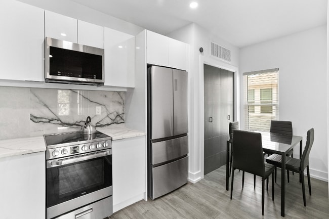 Photo - 935 S Howard Ave Apartment