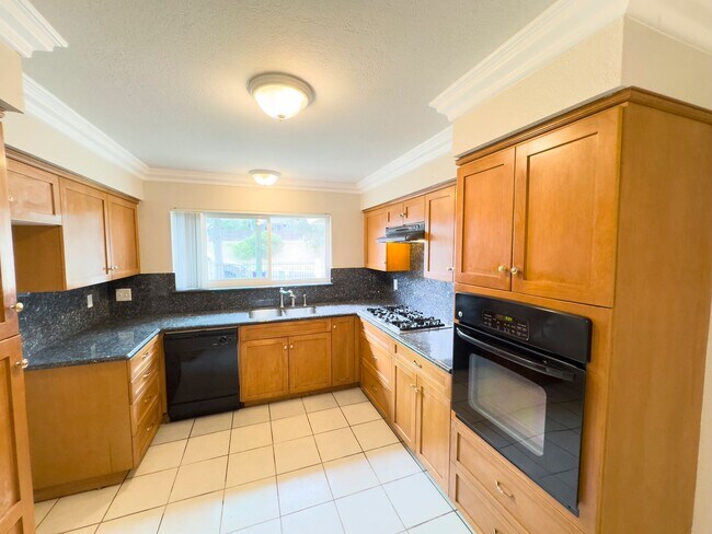 Building Photo - 4 Bedroom 2 bath House in Tri-City area of...