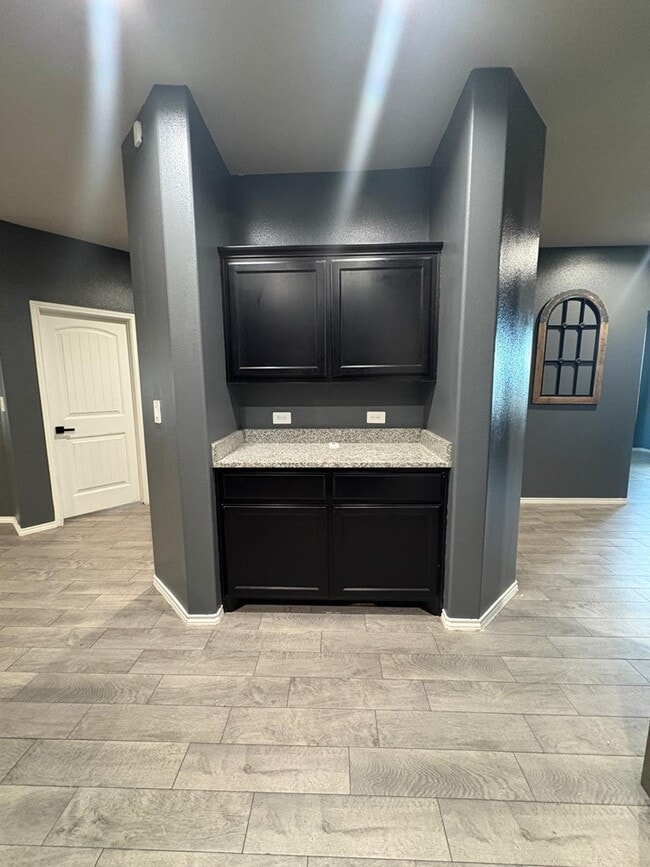 Building Photo - 2027 Ebbets Dr