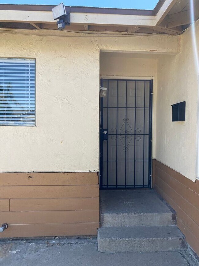 Building Photo - Single level 3 bedroom 1 bathroom centrall...