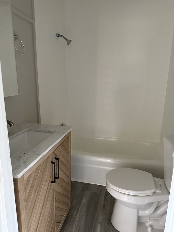 Building Photo - 100 Oak Ln