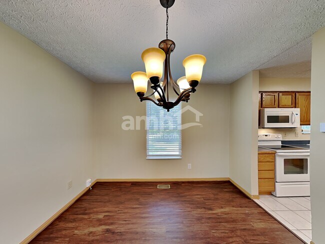 Foto del edificio - 7908 Windrift Pl