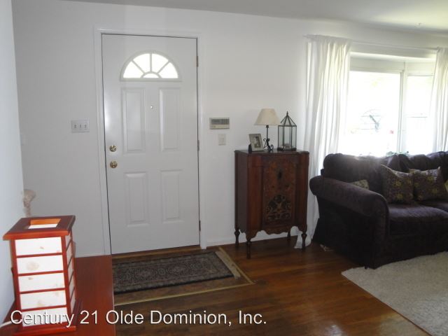 Building Photo - 8209 Springfield Village Dr