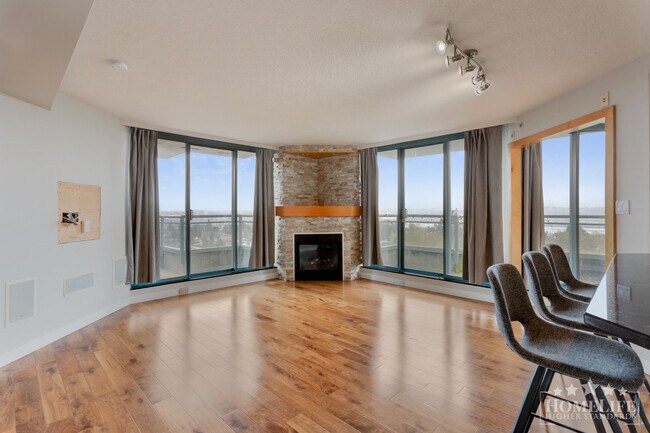 Photo du bâtiment - Spacious 1 Bedroom + Den Home with Exceptional Views in Surrey City Centre