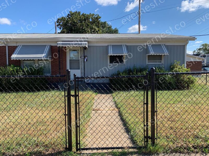 Primary Photo - 1001 Kinney St