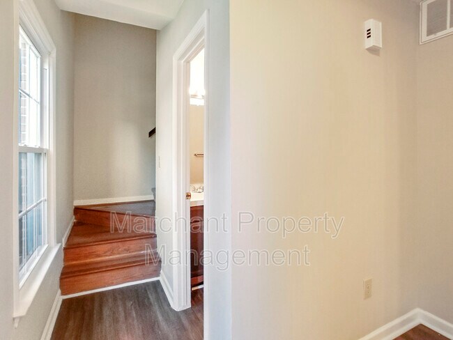 Building Photo - 106 E Bay Ct