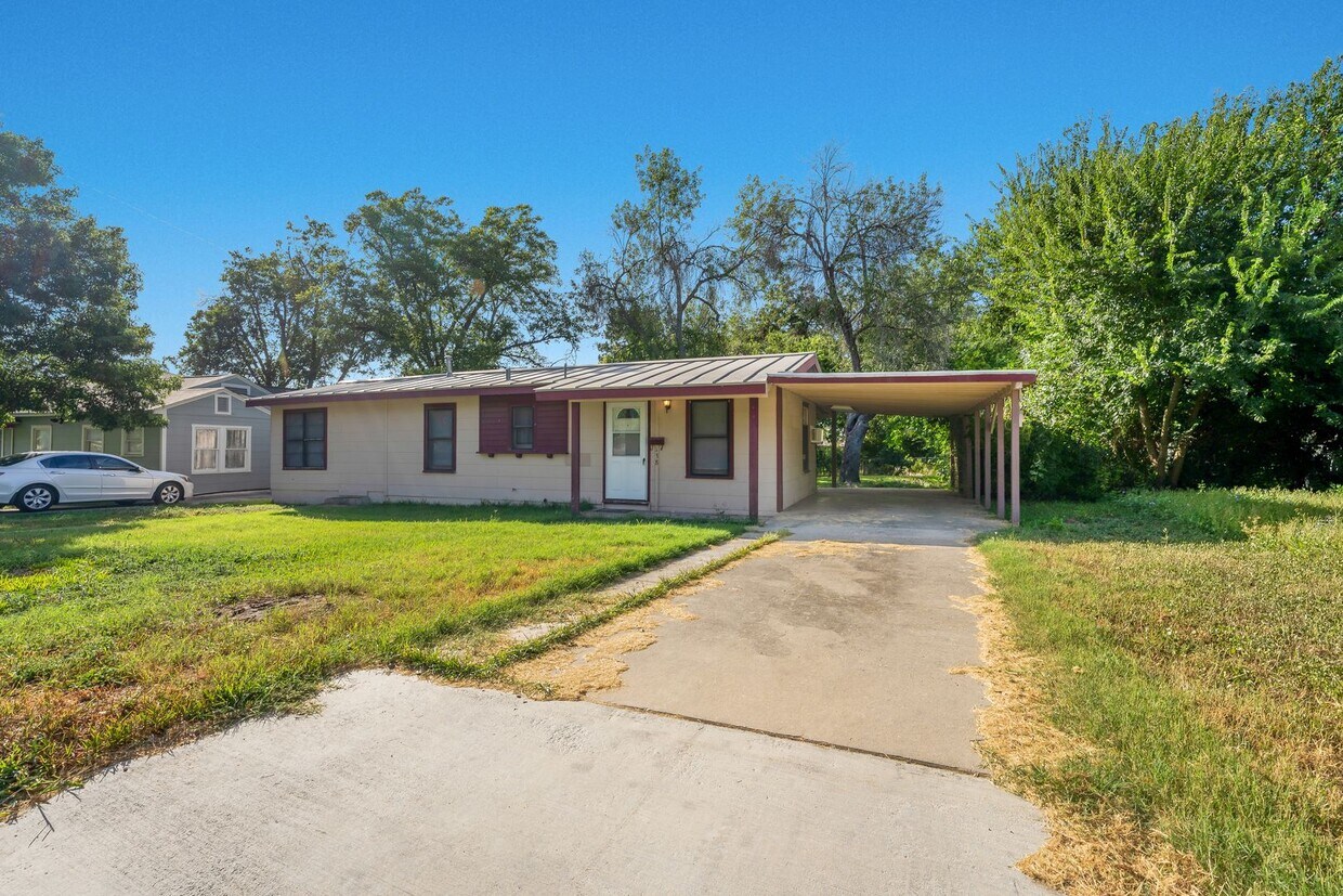 Highland Park Gem- 3/1 with Large Yard - Highland Park Gem- 3/1 with Large Yard