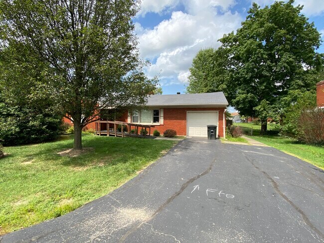 Building Photo - 211 Maevi Dr