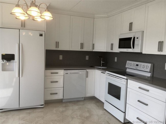 Building Photo - 3215 N Ocean Dr