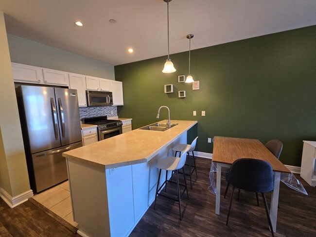 Building Photo - 5570 Centre Ave