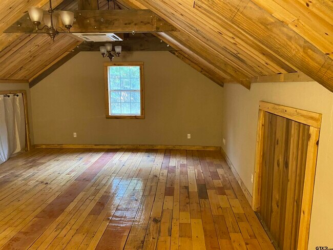 Building Photo - 245 Community Ln