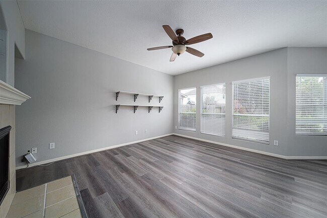 Foto del edificio - 15331 Hickory Dale St