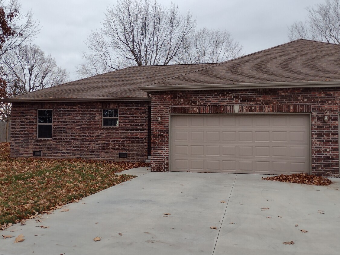 126 Raef Rd, Lebanon, MO 65536 House Rental in Lebanon, MO