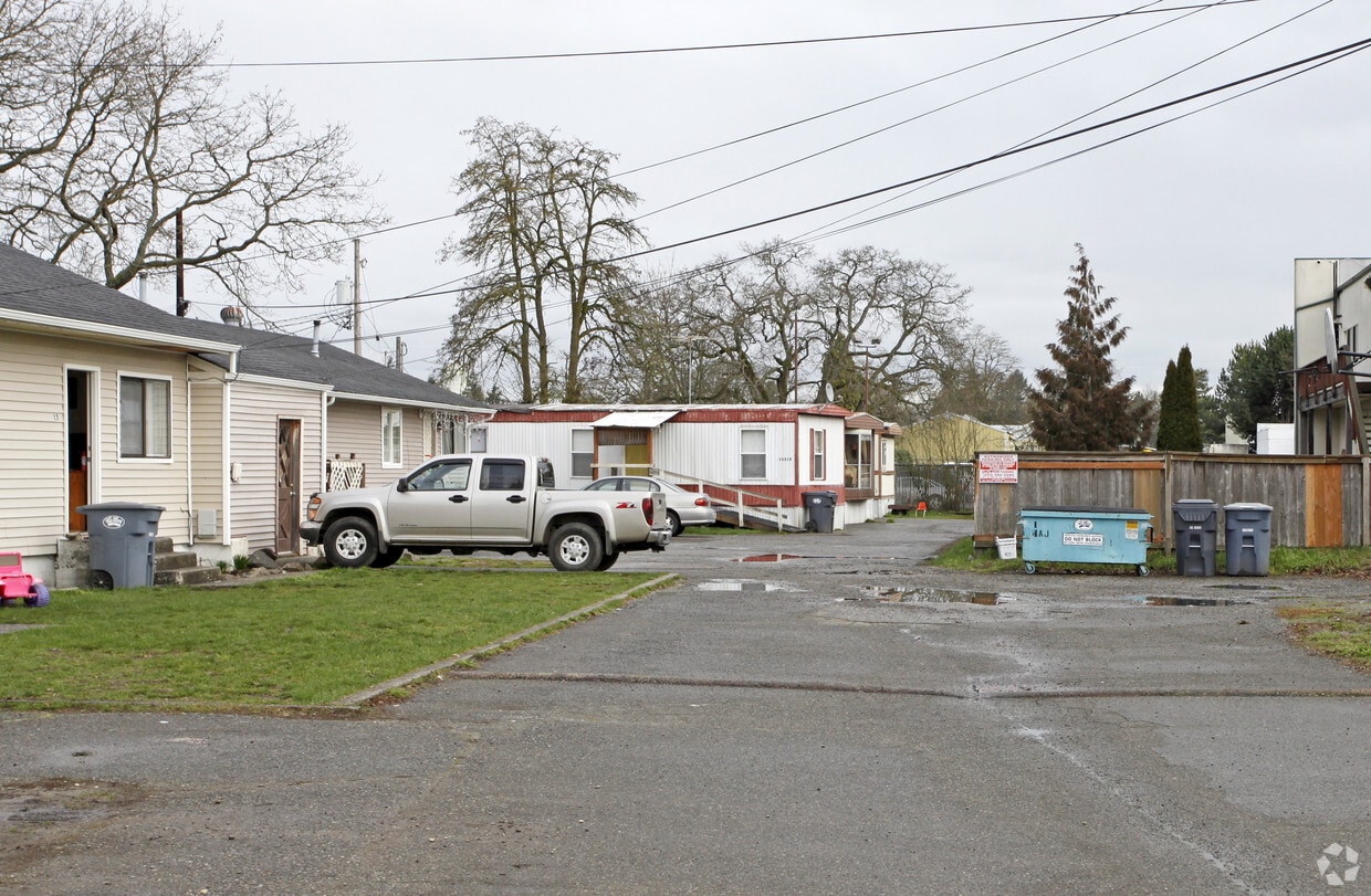 Building Photo - 15011-15023 W Thorne Ln SW