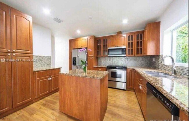 Foto del edificio - 819 Capri St