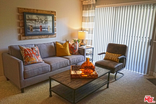 Building Photo - 151 E Holly St