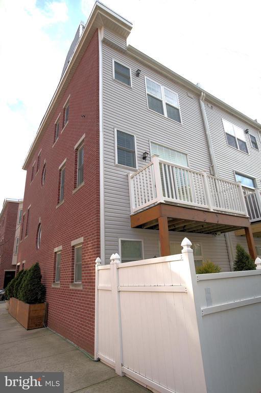 Building Photo - 1000 Dorrance St