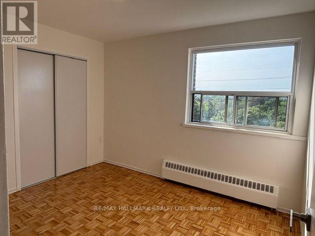 Photo du bâtiment - 515 N Service Rd