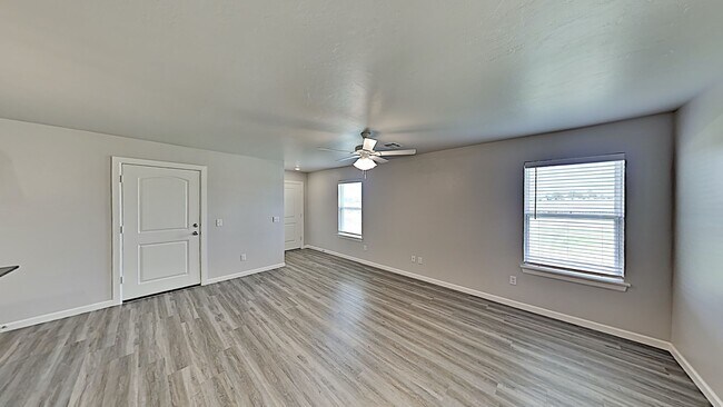 Foto del edificio - 2 Bedroom 2 Bathroom Duplex with 2 Car Gar...