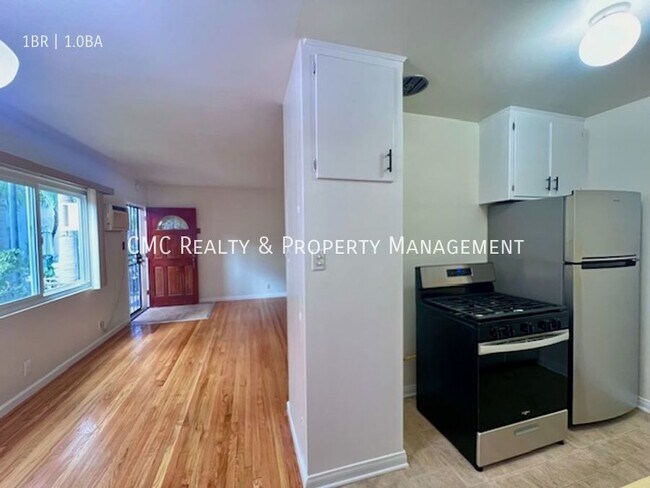 Building Photo - 1 bed/1 bath close to BEACH