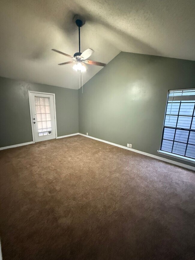 Building Photo - 3BD 2BA FLAT UPSTAIRS WITH HUGE BALCONY