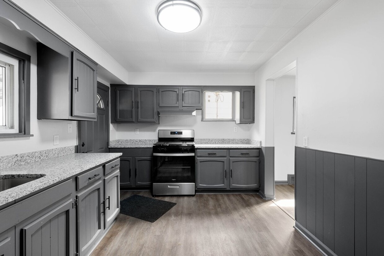 Stunning 3 bedroom home in McKees Rocks available May 1! - Stunning 3 bedroom home in McKees Rocks available May 1!