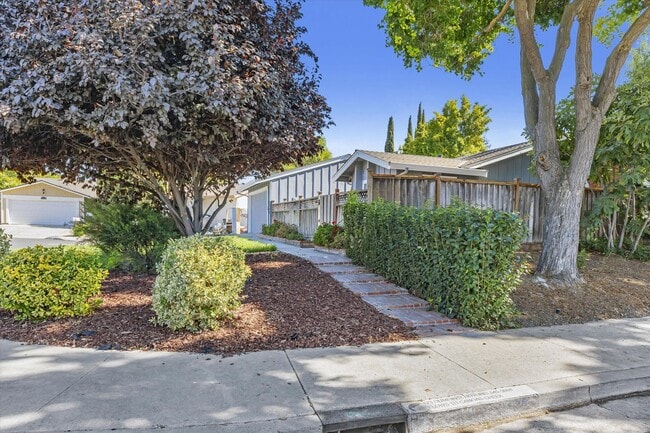 Building Photo - Updated home in Oak Grove